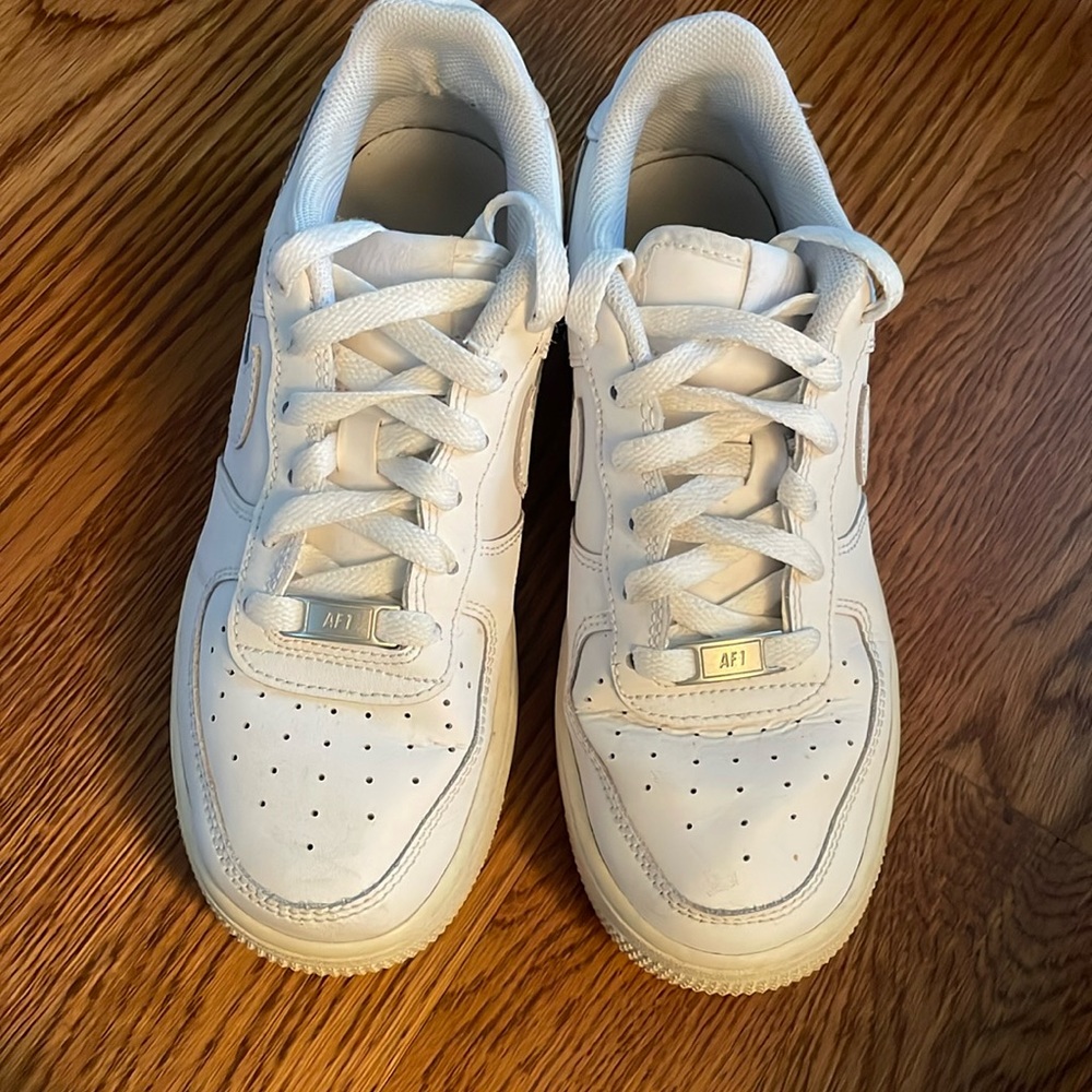 White air forces size 5 1/2 kids or seven women’s